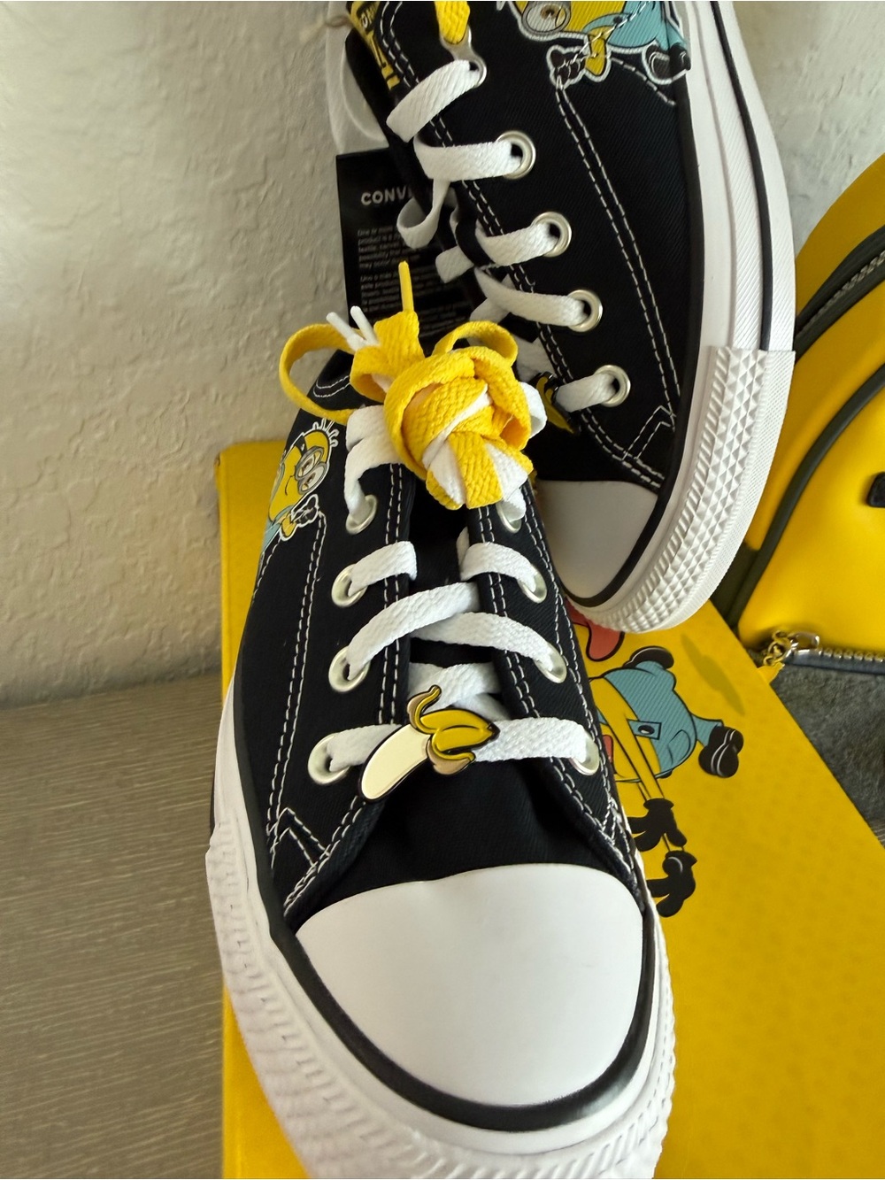 New Womens Sz 8 Converse Black & Yellow Minion Shoes with Minion Backpack - Picture 4 of 9